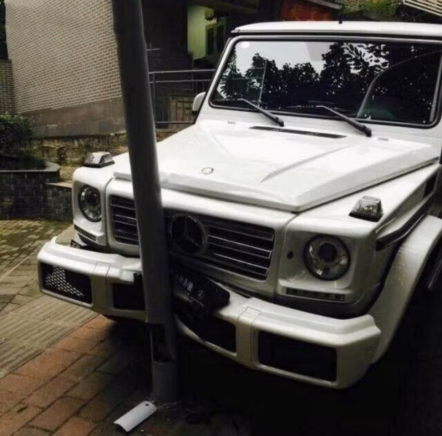 Mercedes-Benz G500 2017 màu trắng đâm vào cột sắt trên vỉa hè...