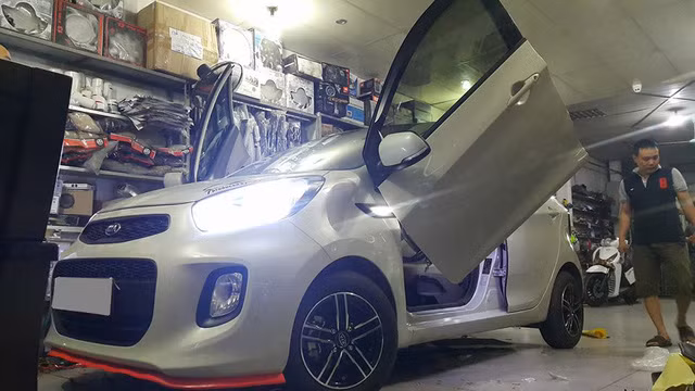 Chiếc Kia Morning thứ 2 tại Thanh Hóa được độ bộ cửa cắt kéo Lamborghini. Chiếc Kia Morning thứ 2 tại Thanh Hóa được độ bộ cửa cắt kéo Lamborghini.
