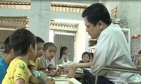 Thầy giáo Phùng Văn Trường đang giảng bài tại lớp học tình thương.