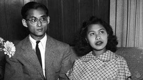 Quốc vương đính hôn với bà Sirikit năm 1948.