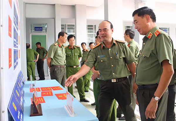 Các đại biểu tham quan các mẫu, biển hiệu, biển chức danh, băng trực ban.