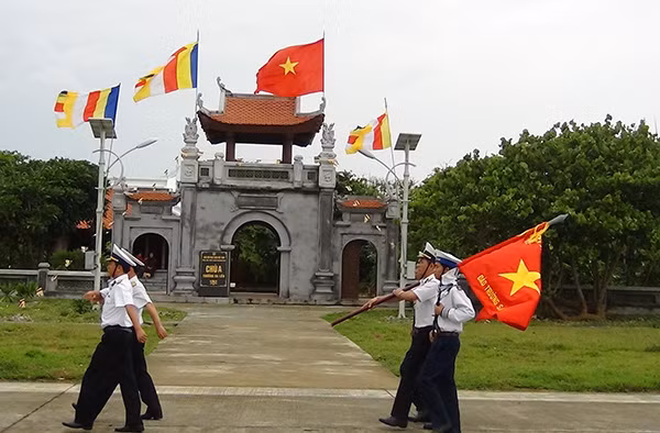Nét hoa văn mang hồn đất Việt ở chùa Trường Sa lớn.