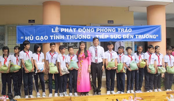 “Hũ gạo tình thương” ở Trường THCS Tôn Đức Thắng đã giúp hàng ngàn lượt học sinh đồng bào Khmer yên tâm học tập.