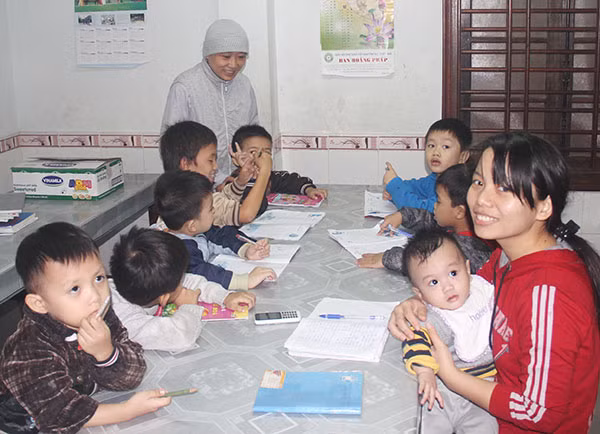 Ni cô Thích nữ Phước Thiện (người đội mũ) và trẻ mồ côi được nuôi dưỡng tại Cô nhi viện Ưu Đàm.