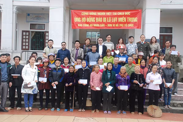Đại diện Cộng đồng người Việt tại CHLB Đức và Báo CAND trao 100 suất quà, mỗi suất trị giá 1 triệu đồng tới đồng bào vùng lũ Kỳ Lạc (Kỳ Anh – Hà Tĩnh).