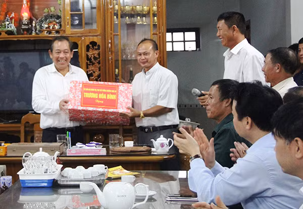 Phó Thủ tướng thăm hỏi, động viện, tặng quà người dân ở giáo xứ Xuân Hòa, huyện Quảng Trạch, Quảng Bình.