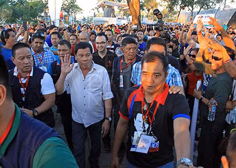 Người dân Philippines bày tỏ ủng hộ ông Duterte.