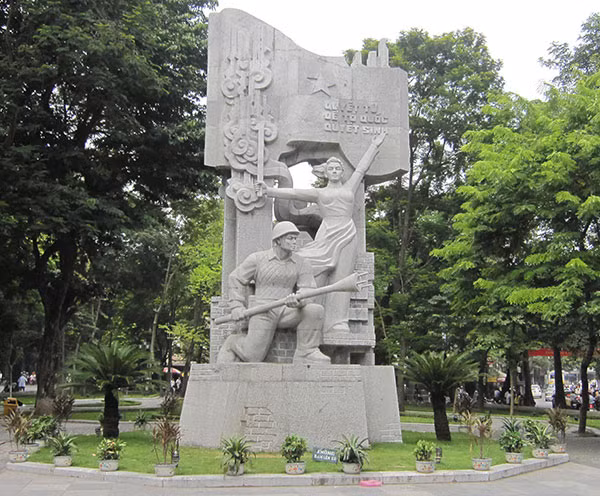 Tượng đài “Quyết tử để Tổ quốc quyết sinh” tại vườn hoa Vạn Xuân.