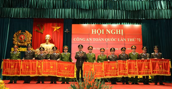 Thừa ủy quyền của Thủ tướng Chính phủ, Bộ trưởng Tô Lâm trao Cờ thi đua xuất sắc của Chính phủ tặng Công an đơn vị, địa phương, Cảnh sát phòng cháy, chữa cháy và cứu hộ, cứu nạn.