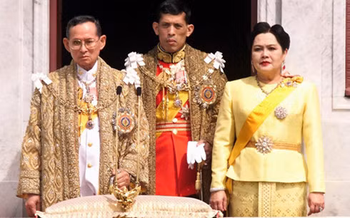 Hoàng thái tử Vajiralongkorn (giữa) bên cạnh Vua cha và Hoàng hậu Thái Lan. Hoàng thái tử Vajiralongkorn (giữa) bên cạnh Vua cha và Hoàng hậu Thái Lan.