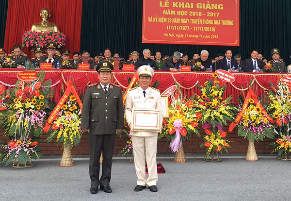 Thứ trưởng Bùi Văn Thành trao bằng khen Chiến sĩ thi đua toàn lực lượng CAND cho Đại tá, Hiệu trưởng nhà trường Võ Hữu Canh.