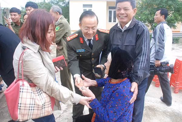 Đại diện Cộng đồng người Việt tại CHLB Đức và Đại tá Nguyễn Thanh Hải, Trưởng Cơ quan đại diện Báo CAND thăm hỏi, tặng quà bà con vùng lũ Cẩm Vịnh, huyện Cẩm Xuyên (Hà Tĩnh).