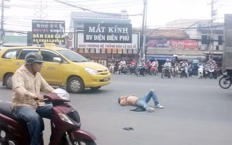 Một ngáo đá nằm ăn vạ trên đường. Ảnh VOV.