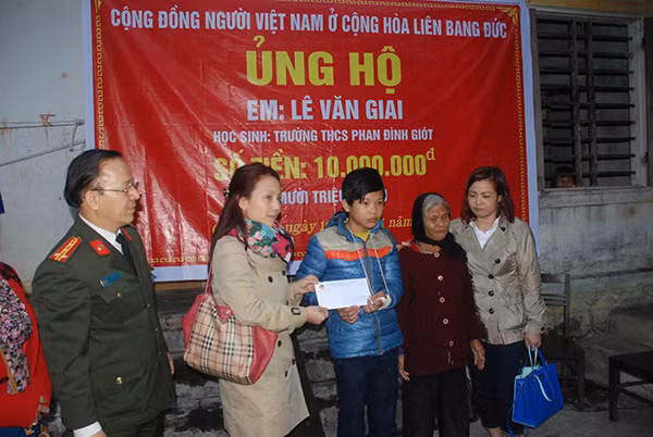 Đoàn công tác trao số tiền 10 triệu đồng tới gia đình cháu Lê Văn Giai, Trường THCS Phan Đình Giót (xã Cẩm Quan) có bố mất sớm, mẹ bị bệnh tâm thần, hiếu học.