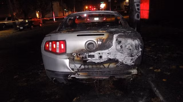 Chiếc Ford Mustang gần như bị thiêu trụi.