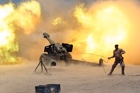 Pháo của quân đội Iraq tấn công các vị trí IS. Ảnh: Newsweek.
