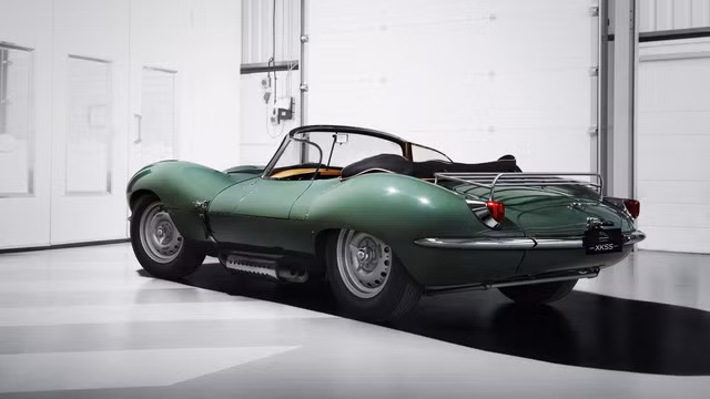 9 chiếc xe Jaguar XKSS đều đã tìm được chủ nhân dù chưa được sản xuất xong. 9 chiếc xe Jaguar XKSS đều đã tìm được chủ nhân dù chưa được sản xuất xong.
