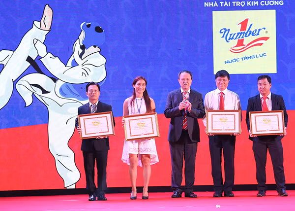 VĐV Utral-marathon Vũ Phương Thanh đại diện nhãn hàng Nước tăng lực Number 1 nhận bằng khen của BTC.