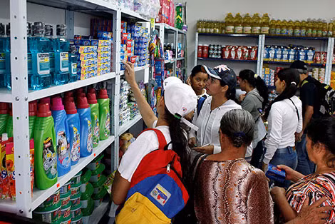 Người dân Venezuela tại một cửa hàng bán hàng thiết yếu. Người dân Venezuela tại một cửa hàng bán hàng thiết yếu.