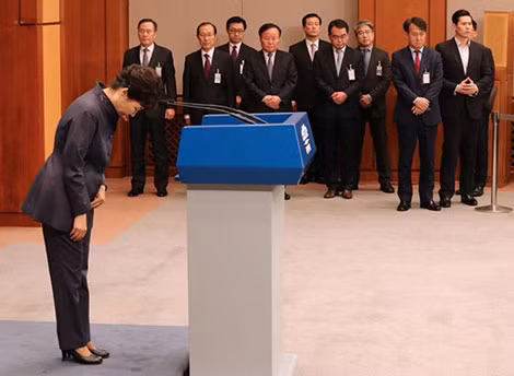 Bà Park Geun-hye cúi đầu xin lỗi vì bê bối chính trị. Ảnh: Reuters.