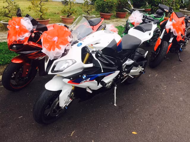 Theo sau là dàn chiến mã với nhiều cái tên đình đám như BMW S1000RR và Yamaha R1.
