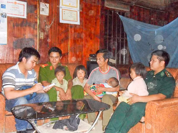 Tác giả (ngoài cùng bên trái) tác nghiệp tại tỉnh Điện Biên khi điểm “nóng” Mường Nhé xảy ra (ảnh chụp đầu tháng 5-2011). Tác giả (ngoài cùng bên trái) tác nghiệp tại tỉnh Điện Biên khi điểm “nóng” Mường Nhé xảy ra (ảnh chụp đầu tháng 5-2011).