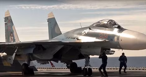 Máy bay chiến đấu Su-33 cất cánh từ tàu sân bay Đô đốc Kuznetsov. Ảnh: AP.