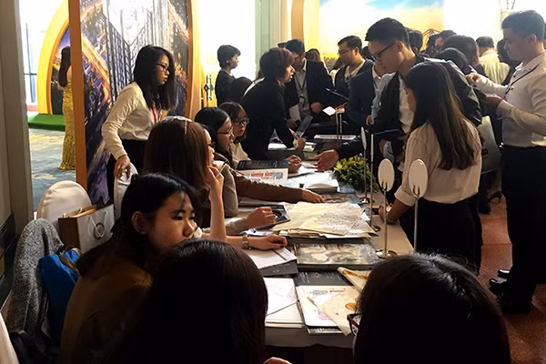 Khách hàng và nhà đầu tư đặt mua căn hộ Sun Grand City Ancora Residence.