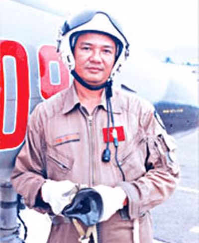 Chân dung cố Thượng tá phi công Dương Văn Thanh. Chân dung cố Thượng tá phi công Dương Văn Thanh.