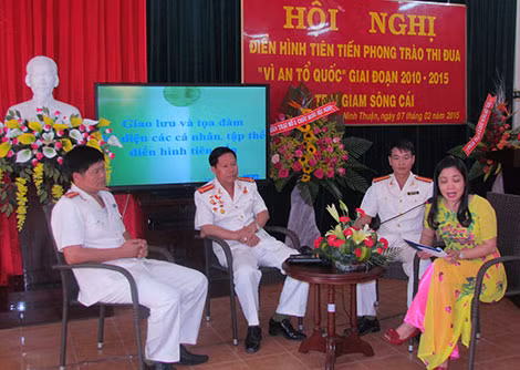 Đại tá Phạm Văn Giới (Thứ hai từ trái sang) cùng các đồng chí lãnh đạo đơn vị trại giam Sông Cái giao lưu tọa đàm trong hội nghị điển hình tiên tiến phong trào thi đua vì an ninh tổ quốc giai đoạn 2010 - 2015.