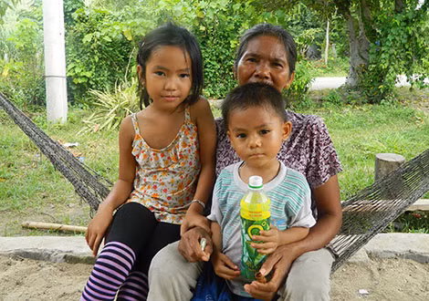 Cô bé A Lê Toàn Hão Huyền và bà ngoại.