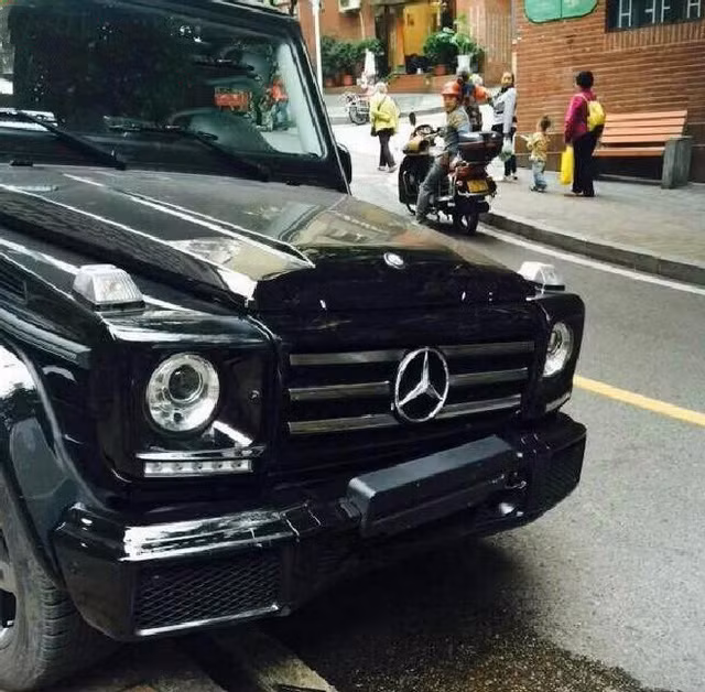 Chiếc Mercedes-Benz G500 2017 bị hư hỏng nhẹ phần đầu xe.