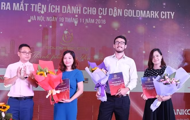 Ông Bùi Quang Tuấn – Tổng Giám đốc CTCP Địa ốc Việt Hân ký kết với các đối tác giáo dục của chung cư Goldmark City.
