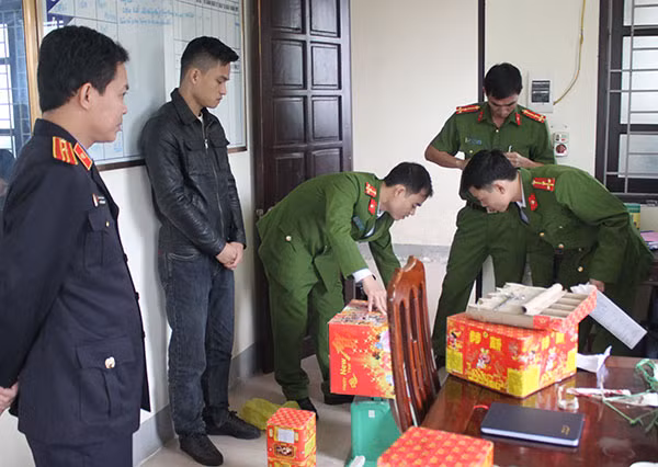 Công an phát hiện, bắt giữ đối tượng có hành vi mua bán pháo.