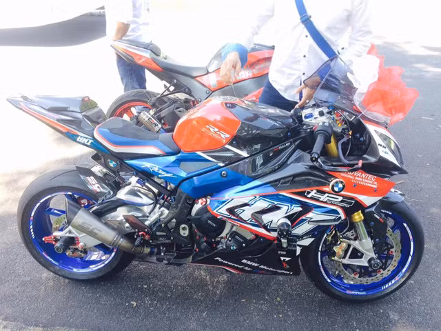 Thêm một chiếc BMW S1000RR khác được độ dàn áo cùng nhiều món đồ chơi hàng hiệu.