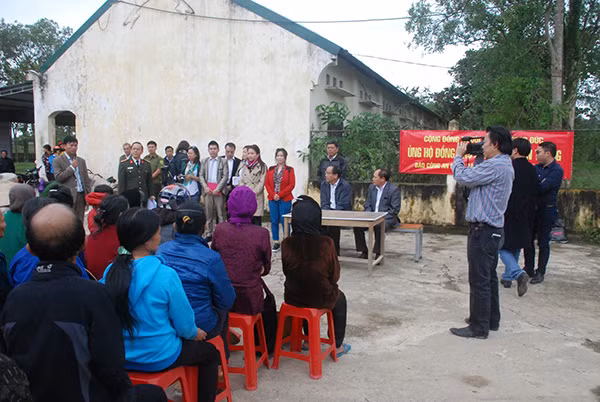 Quang cảnh buổi trao quà đồng bào vùng lũ xã Cẩm Vịnh, huyện Cẩm Xuyên (Hà Tĩnh).