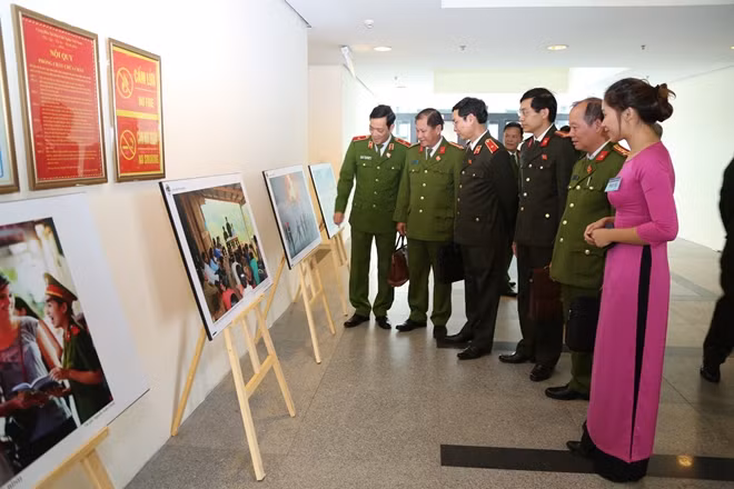 Các đại biểu tham dự Hội nghị tham quan triển lãm ảnh “Vì bình yên cuộc sống” của Báo Công an nhân dân.