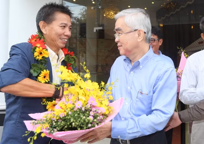 Chủ tịch VFF, ông Lê Hùng Dũng chào mừng thầy trò HLV Hoàng Anh Tuấn.