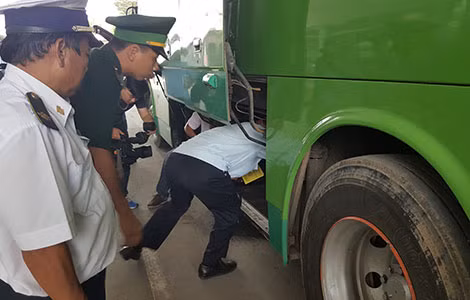 Hải quan Cửa khẩu Mộc Bài kiểm tra trong gầm xe.