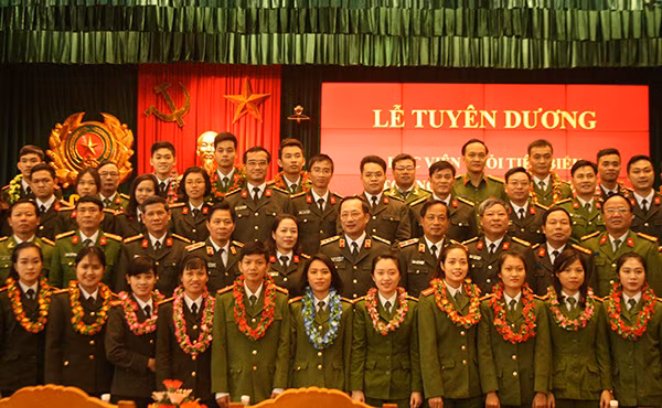 Thượng tướng Nguyễn Văn Thành, Thứ trưởng Bộ Công an và các đại biểu chụp ảnh với các học viên tiêu biểu tốt nghiệp năm 2016. Thượng tướng Nguyễn Văn Thành, Thứ trưởng Bộ Công an và các đại biểu chụp ảnh với các học viên tiêu biểu tốt nghiệp năm 2016.