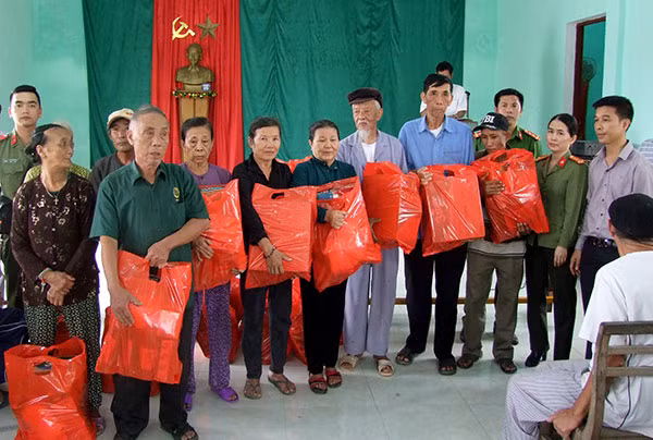 Báo CAND trao tặng 200 phần quà cho bà con ở xã Quảng Phúc, thị xã Ba Đồn, Quảng Bình trong mưa lũ vừa qua.