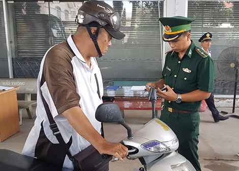 Lực lượng chức năng tiến hành kiểm tra.