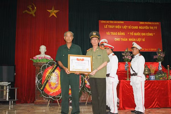 Sau 65 năm hy sinh và chịu tiếng oan theo giặc, bà Nguyễn Thị Tý đã được công nhận liệt sỹ.