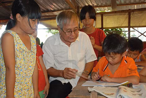 Ông giáo Ngô Tùng Bích và các em trong lớp học. Ông giáo Ngô Tùng Bích và các em trong lớp học.