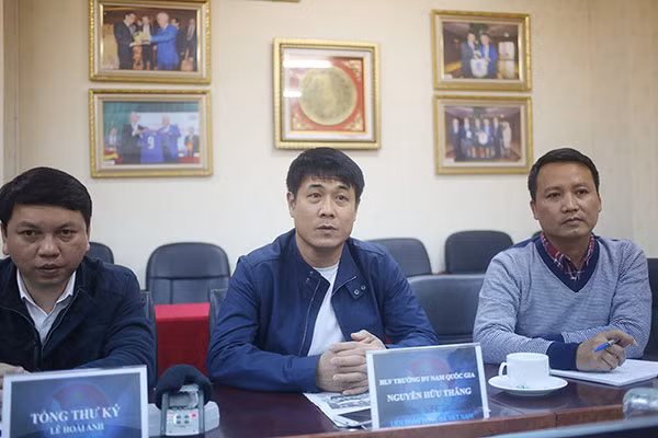 HLV Hữu Thắng (giữa) trong buổi họp rút kinh nghiệm với các quan chức VFF. Ảnh: H.M.