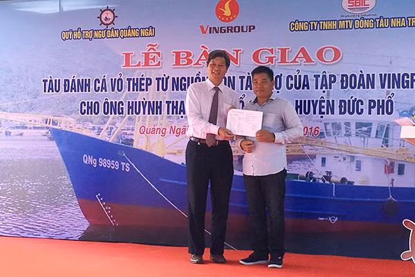 Ông Lê Khắc Hiệp, Phó Chủ tịch Tập đoàn VinGroup trao tàu cho ngư dân Huỳnh Thạch.