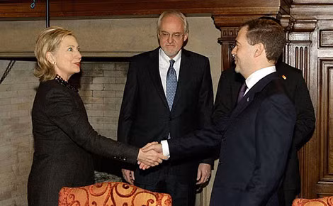 Bà H. Clinton gặp gỡ Tổng thống Nga Dmitry Medvedev tháng 3-2010.