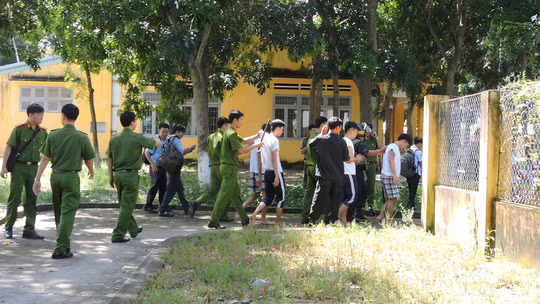 Lực lượng Công an đưa học viên trở lại trại cai nghiện sau khi lẩn trốn.