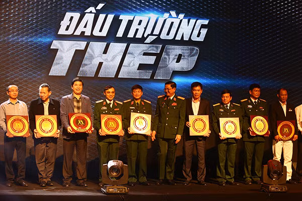 Ông Nguyễn Phan Huy Khôi (bìa trái) nhận kỷ niệm chương từ Ban Tổ chức giải.