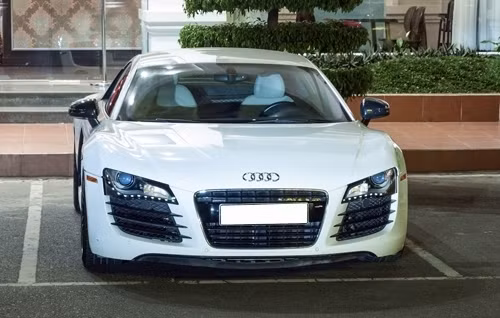Siêu xe thể thao Audi R8 sử dụng động cơ V8, dung tích 4.2L, công suất cực đại 414 mã lực, mô-men xoắn cực đại 430 Nm.